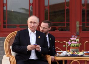 Ο Πούτιν επισκέπτεται το μνημείο του Β’ Παγκοσμίου Πολέμου στο Μπακού και καταθέτει λουλούδια στην αιώνια φλόγα