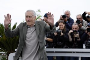 Επικός μίμος του Τραμπ τρολάρει τον Ρόμπερτ Ντε Νίρο που εθεάθη στην πρεμιέρα της νέας του σειράς(vid)