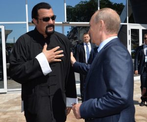 Όλα τα βλέμματα στραμμένα στην ορκωμοσία Πούτιν: Στο Κρεμλίνο ο Στίβεν Σιγκάλ, vid