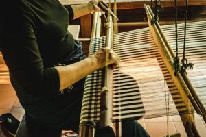 Χαλκιδική: Ζωντάνεψαν την υφαντική τέχνη- Τα καλλιγραφένια στρωσίδια… «μάγεψαν» τους Σουηδούς