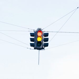 Θα αλλάξουν τα φανάρια στους δρόμους; Ποιο νέο χρώμα σκέφτονται να προσθέσουν και γιατί