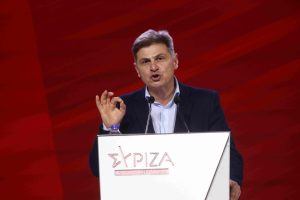 Φαραντούρης: “Ρε παιδιά ο Μητσοτάκης στέλνει γράμμα στην κυρία Ούρσουλα για την ακρίβεια;” vid