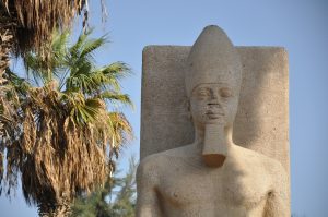 Άφωνοι οι αρχαιολόγοι: Ανακάλυψαν τυχαία κομμάτι του αγάλματος φαραώ που έψαχναν σχεδόν 100 χρόνια!