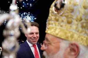 Περασμένα, ξεχασμένα! Ο θερμός χαιρετισμός του Μητροπολίτη Κέρκυρας με Κασσελάκη και Τάιλερ (video)