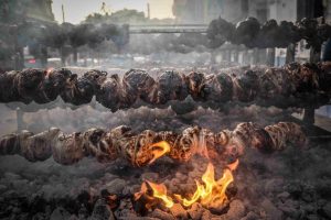 Πασχαλινό τραπέζι: Θέλει τέχνη το κοκορέτσι – “Η επιστήμη μορφώνει, η πρακτική διδάσκει” (video)