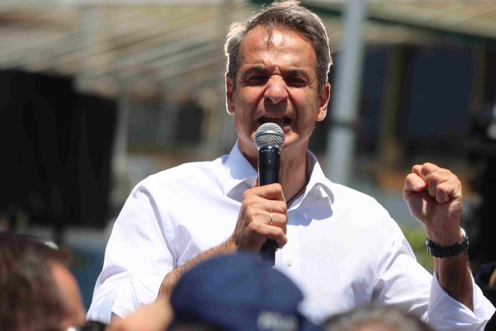 Βίντεο από την περιοδεία Μητσοτάκη στη Δυτ. Μακεδονία με ατάκα όλο νόημα για τη γραβάτα – «Πώς το πράσινο γίνεται μπλε»