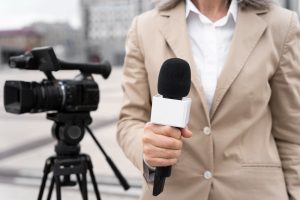 Σοβαρός τραυματισμός δημοσιογράφου: Της επιτέθηκαν εν ώρα ρεπορτάζ