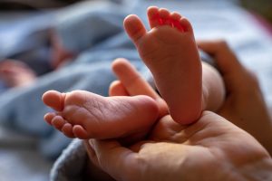 Στην Ηλεία εντοπίστηκαν οι γονείς που άφησαν το βρέφος να κλαίει στο μπαλκόνι