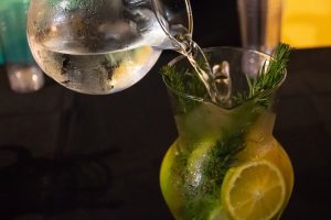 Πώς να φτιάξετε δροσερό αρωματισμένο νερό με φρούτα, λαχανικά και βότανα!