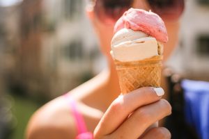 Συμβαίνει στον κόσμο: Τσιρίζουν δυνατά για να πάρουν δωρεάν παγωτό από το μηχάνημα!(vid)