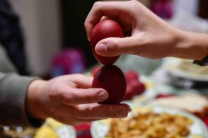 Ξένος τουρίστας στην Ελλάδα ανακαλύπτει μαύρο σταυρό πάνω από την πόρτα του και αναρωτιέται τι είναι
