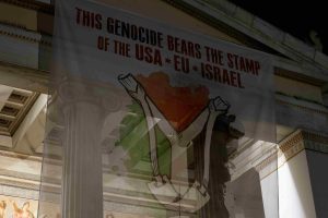 Ολονύκτια διαμαρτυρία στα Προπύλαια:  “Λευτεριά στην Παλαιστίνη”
