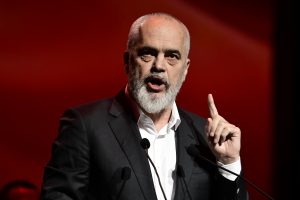 «Τηλεφώνα στο αφεντικό»: Τα σπαστά ελληνικά του Έντι Ράμα που «έριξαν» το διαδίκτυο, vid