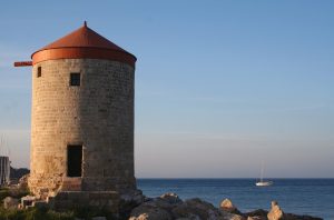 Φωτιά ξέσπασε σε τουριστικό σκάφος στη Ρόδο – Άμεσα τέθηκε υπό έλεγχο