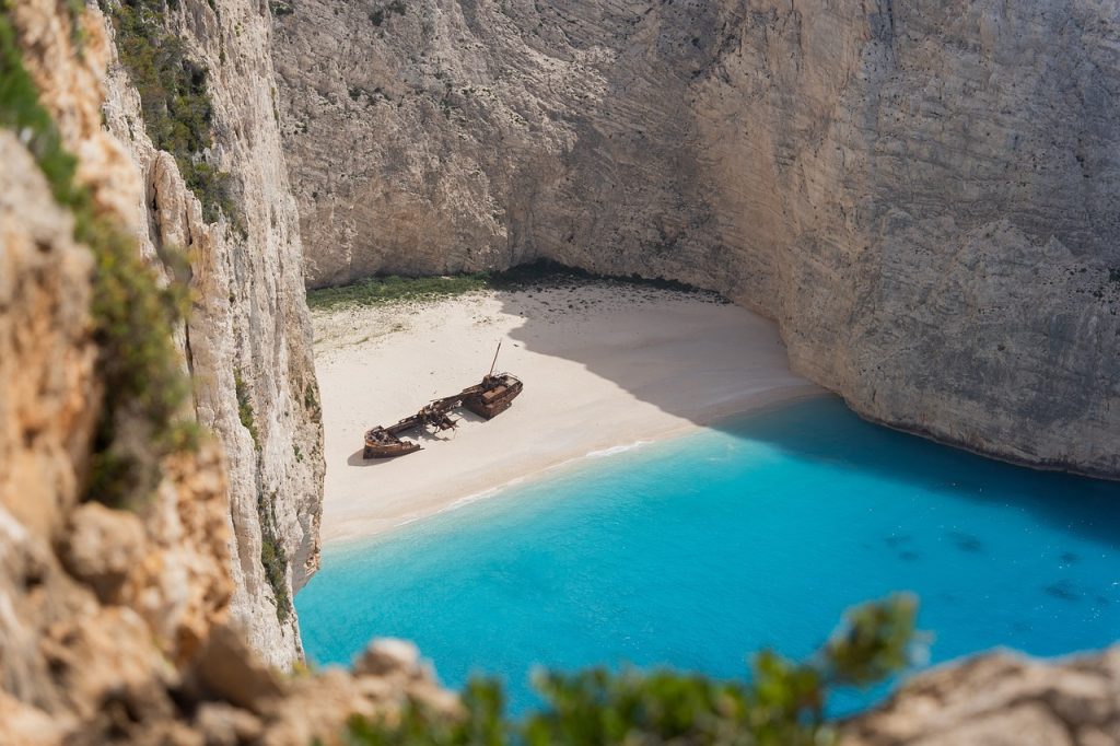Αμερικανός μπήκε με…αλεξίπτωτο στην απαγορευμένη παραλία του Ναυαγίου και έκανε πρόταση γάμου στην κοπέλα του! vid