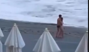 ΒΙΝΤΕΟ που σοκάρει! Η στιγμή που η θάλασσα «καταπίνει» νεαρή κοπέλα