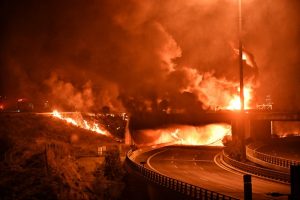 Ανατροπή βυτιοφόρου: Ανοικτά τα διόδια σε Ισθμό και Ελευσίνα – Δίνουν μπουκάλια με νερό στους οδηγούς