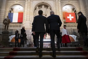 Οιωνός… πολέμου στην Σύνοδο για την Ειρήνη στην Ελβετία: Πολιτικός δέχτηκε άγρια επίθεση, vid