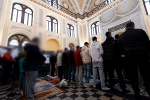 Θεσσαλονίκη: Μουσουλμάνοι προσευχήθηκαν στο Γενί Τζαμί για τη λήξη του Ραμαζανιού, vid