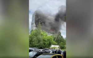 Φλεγόμενο κτίριο με εγκλωβισμένους στη Μόσχα! Συγκλονιστικά πλάνα, vid