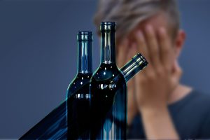 Θεσσαλονίκη: Αγόρασε βότκα για τον ανήλικο ανιψιό του και την 15χρονη φίλη του- Η κοπέλα πήγε στο νοσοκομείο
