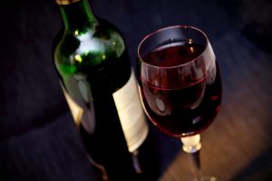 Νέα μελέτη κρούει τον κώδωνα του κινδύνου για το αλκοόλ: Σχεδόν διπλασιάστηκαν οι θάνατοι από καρκίνο