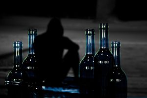 “Καμπανάκι” για την κατανάλωση αλκοόλ από φοιτητές – Πώς επηρεάζονται γνωστική λειτουργία και δομή του εγκεφάλου