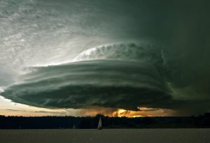 Στέκεται στο μπαλκόνι του και καταγράφει έναν απίστευτο ανεμοστρόβιλο!(vid)