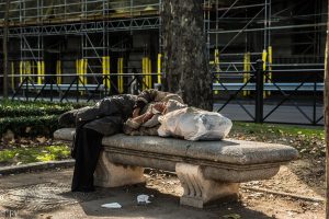 Όσο υπάρχουν άνθρωποι: Συγκινεί ο “τίμιος” άστεγος που επέστρεψε πορτοφόλι με 2.000 ευρώ