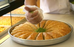Παραδοσιακός μπακλαβάς με τριμμένο φυστίκι και αχνιστό σιρόπι – ΒΙΝΤΕΟ