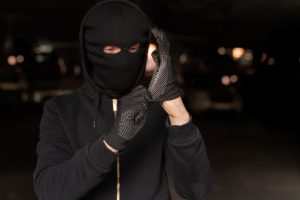 Απίστευτο! Δείτε σε ποιά πόλη δένουν τα ΙΧ τους στα δέντρα για να μην τους τα κλέψουν, vid