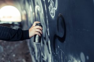 Αγγελούδης – Συμμετείχε στον καθαρισμό των γκράφιτι: «Η δικτατορία της ασχήμιας δεν έχει θέση στην πόλη»