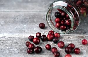Το cranberry είναι το φρούτο του Νοεμβρίου: Ιδέες για να εντάξετε στα γεύματά σας αυτόν τον διατροφικό θησαυρό