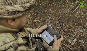 Ρωσικό στρατιωτικό προσωπικό δοκιμάζει επιθετικό drone που βασίζεται στο ΑΚ-74, vid