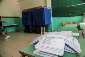 Ευρωεκλογές 2024: Πήγαν να ψηφίσουν με ποδήλατα, νυφικά και μαγιό – Δείτε το ΒΙΝΤΕΟ
