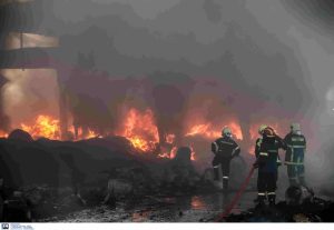 Κηφισιά: Υπό μερικό έλεγχο η φωτιά στο εργοστάσιο