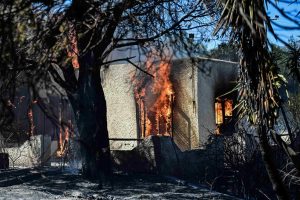 Δήμαρχος Λαυρεωτικής για φωτιά στην Κερατέα: «Η κατάσταση είναι πολύ δύσκολη, δίνουμε μεγάλη μάχη»