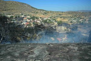 Φωτιά στην Κερατέα: Συνεχίζεται η μάχη της Πυροσβεστικής – 52 απεγκλωβισμοί από την ΕΛ.ΑΣ.