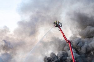 Ριτσώνα: Καίγονται εύφλεκτα υλικά από εργοστάσιο ανακύκλωσης – Μήνυμα του 112 στους κατοίκους