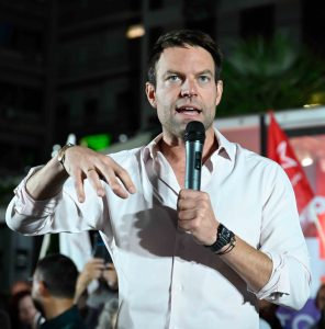 Κασσελάκης: Υποδοχή με πυροτεχνήματα στη Λαμία -“Φανταστείτε τι έχει να γίνει όταν γίνουμε κυβέρνηση” vid