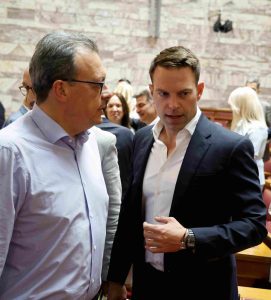 Βουλή: Η αστεία στιγμή που έπεσε το ποτήρι του νερού του Φάμελλου- “Γούρι-Γούρι”, φώναζαν vid