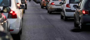 Έπιασε φωτιά όχημα στην Αττική Οδό – Μεγάλες καθυστερήσεις για τους οδηγούς