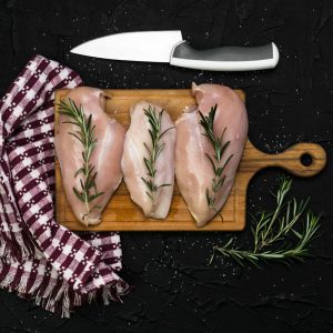 Πώς να τεμαχίσετε σωστά ένα ολόκληρο κοτόπουλο σε 1′ – ΒΙΝΤΕΟ