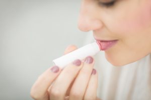Lip balm: Δεν ενυδατώνει μόνο τα χείλη – 5 χρήσεις του που θα σας ξαφνιάσουν!