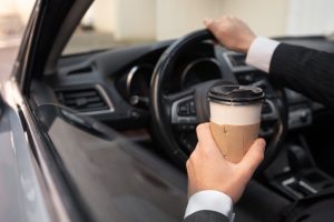 Τρομερό ΒΙΝΤΕΟ! Πελάτης πέταξε καφέ σε εργαζόμενη και εκείνη έβγαλε το… σφυρί!