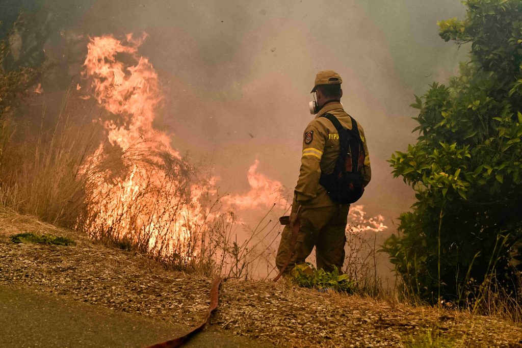 Σε πλήρη εξέλιξη η πυρκαγιά νότια του Ρεθύμνου– Συνεχίζεται η μάχη στην Πρέβελη