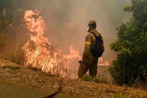 Eνισχύθηκαν οι πυροσβεστικές δυνάμεις στην Παλαιά Φώκαια – Φόβοι για ζημιές σε σπίτια