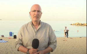 «Μου τράβηξε τον σταυρό»: Το θύμα της απίστευτης κλοπής σε παραλία μιλά στην κάμερα, vid