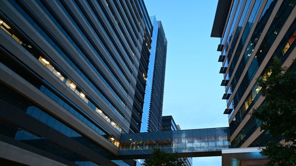 Τρόμος στον 15ο όροφο: Καθαριστές τζαμιών παγιδεύτηκαν σε ουρανοξύστη στον αέρα