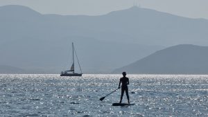 Θεσσαλονίκη: Περιπέτεια για άνδρα με σανίδα sup στον Θερμαϊκό – Τον περισυνέλεξε φορτηγό πλοίο